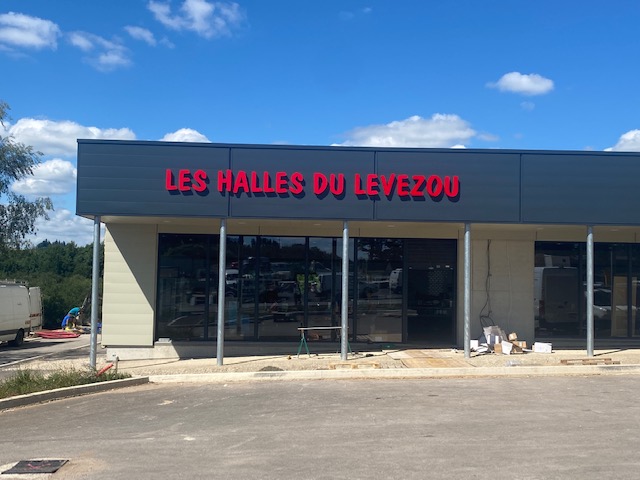 LES HALLES DU LEVEZOU PONT DE SALARS 